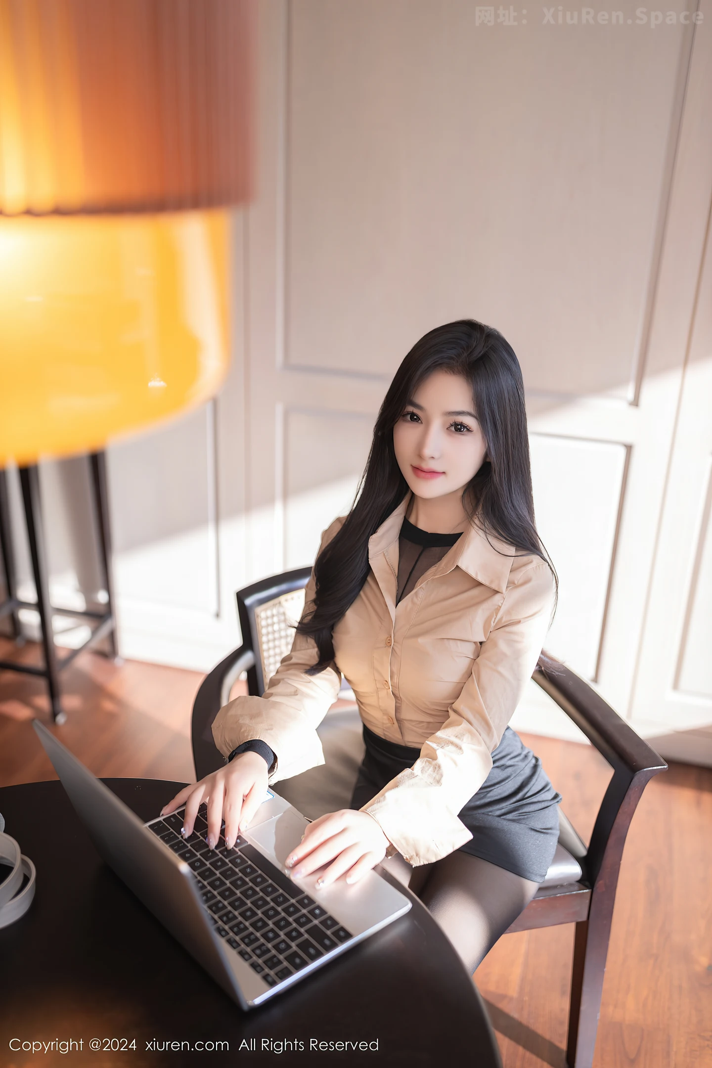 图片[3]-[XiuRen秀人网]VOL.8835 模特谭小灵性感OL服饰露超薄连体黑丝秀丰腴惹火身材诱惑写真80P-秀人网官方网站